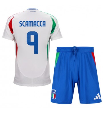 Italien Gianluca Scamacca #9 Bortatröja Barn EM 2024 Kortärmad (+ Korta byxor)